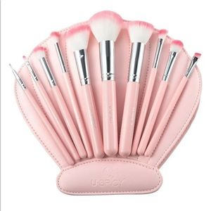 Brand New set of make up brushes inside a high quality seashell clutch case 💗